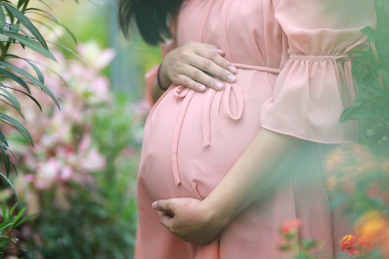 お腹を抱えた女性