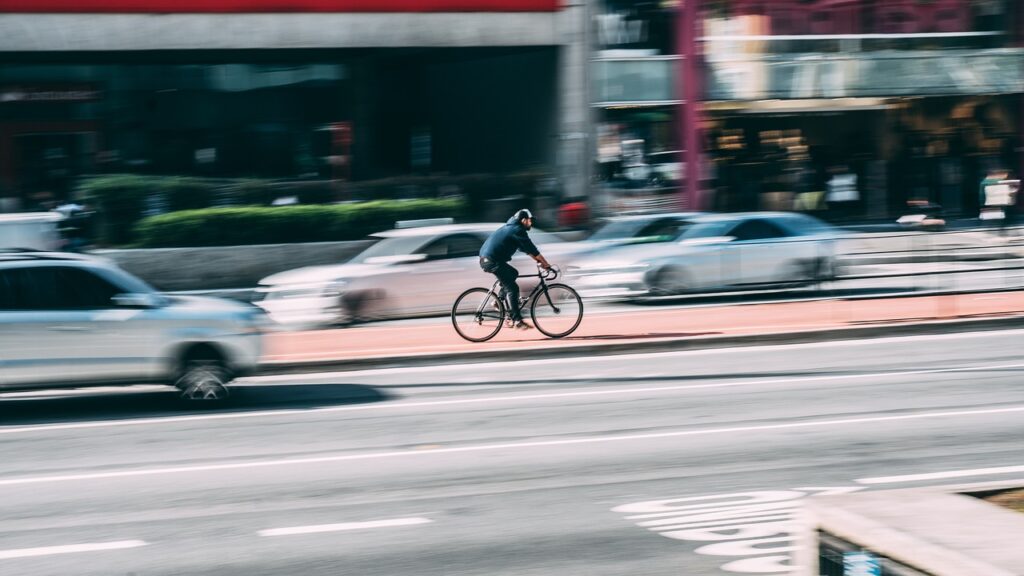 速く走る自転車